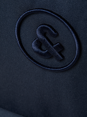 شعار جاك آند جونز مطبوع على الحقيبة الكحلي