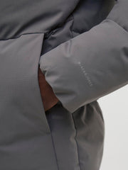 جيوب جانبية عميقة وعملية بسحاب مخفي في جاكيت جاك آند جونز لحفظ الأساسيات بأمان.