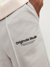 شورت رجالي رياضي صيفي بلون أوف وايت يظهر بالكامل من الأمام