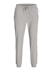 بنطال رياضي رمادي فاتح ميلانج في إطلالة كاملة مريحة