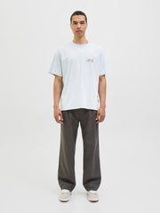 موديل يرتدي تيشيرت سكايواي جرافيك من الأمام