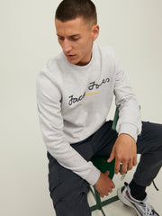 سويت شيرت رمادي فاتح – لقطة مقربة لتفاصيل الخامة والشعار