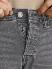 لقطة مقربة لتفاصيل زر البنطلون الجينز الرمادي