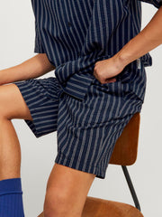 شورت سكاي كابتن رجالي مخطط – لقطة جانبية أثناء الجلوس