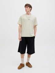 تيشيرت رجالي أوف وايت كاجوال – الموديل واقف من الأمام