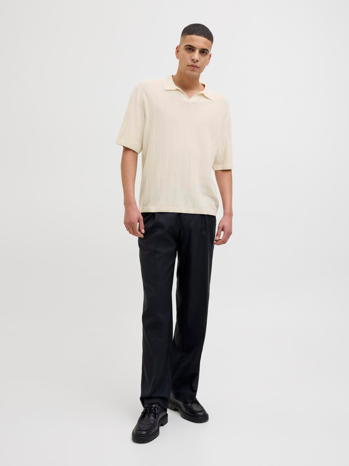 بولو شيرت رجالي محبوك سي سولت من جاك آند جونز بإطلالة أمامية كاملة.