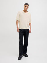 بولو شيرت رجالي محبوك سي سولت من جاك آند جونز بإطلالة أمامية كاملة.