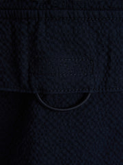 صورة مقربة لتفاصيل الجيب الجانبي في شورت كاجوال رجالي كحلي