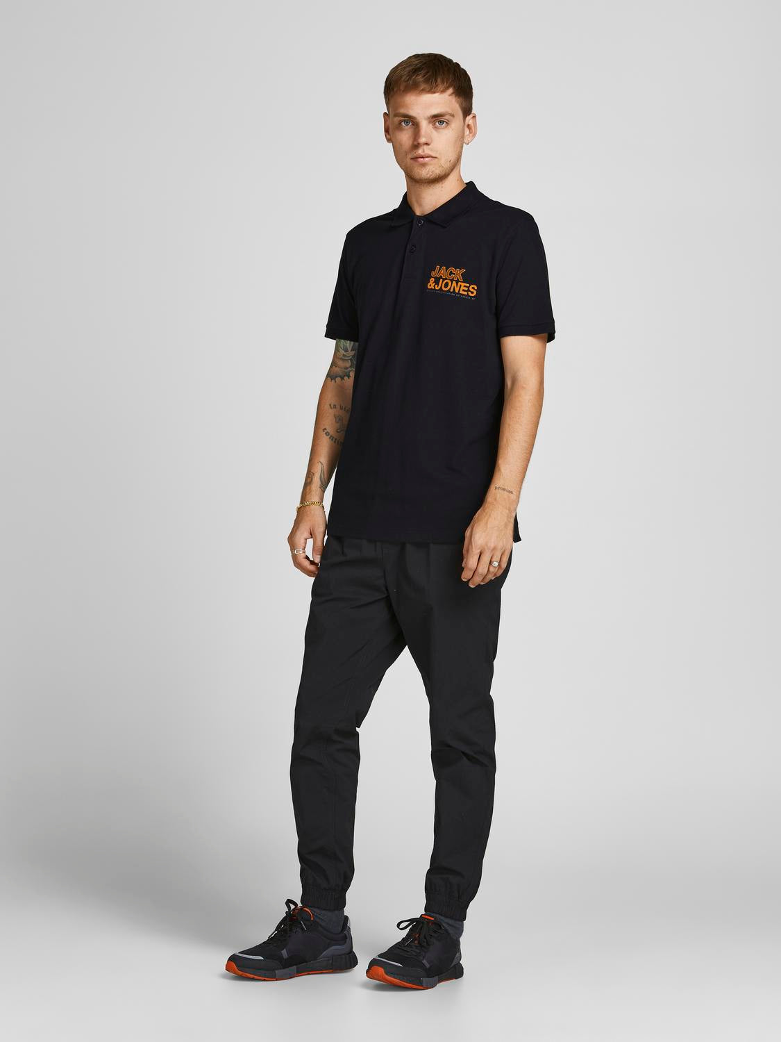 تيشيرت بولو رجالي بلون أسود يظهر من الأمام