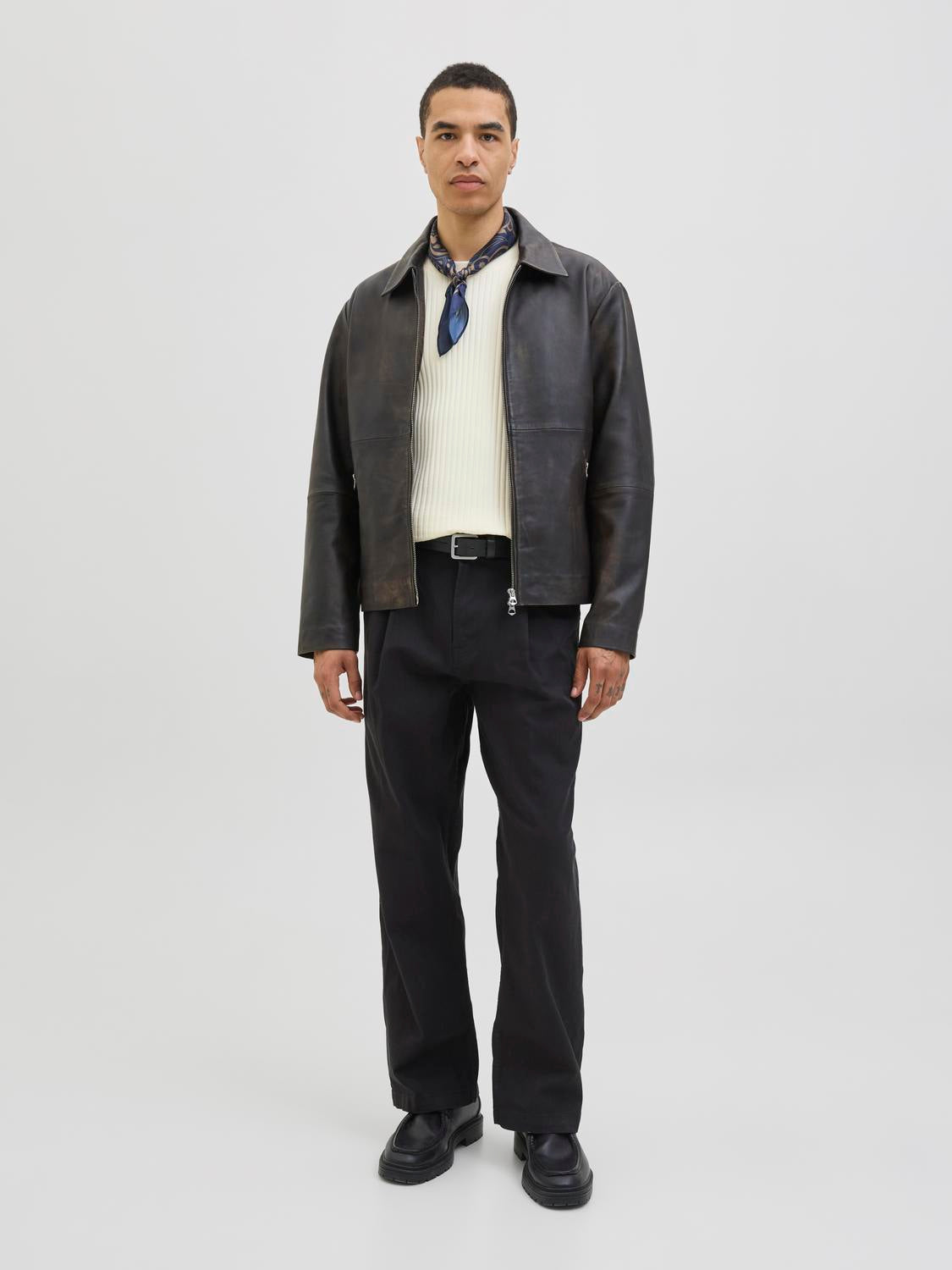 تيشيرت رجالي قطن نص كم لون Antique White من جاك آند جونز – إطلالة أمامية