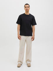 تيشيرت رجالي قطن نص كم لون أسود من جاك آند جونز – تصميم أساسي عصري ومريح