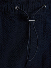 صورة مقربة لسحاب وإغلاق شورت رجالي بجيوب عسكرية