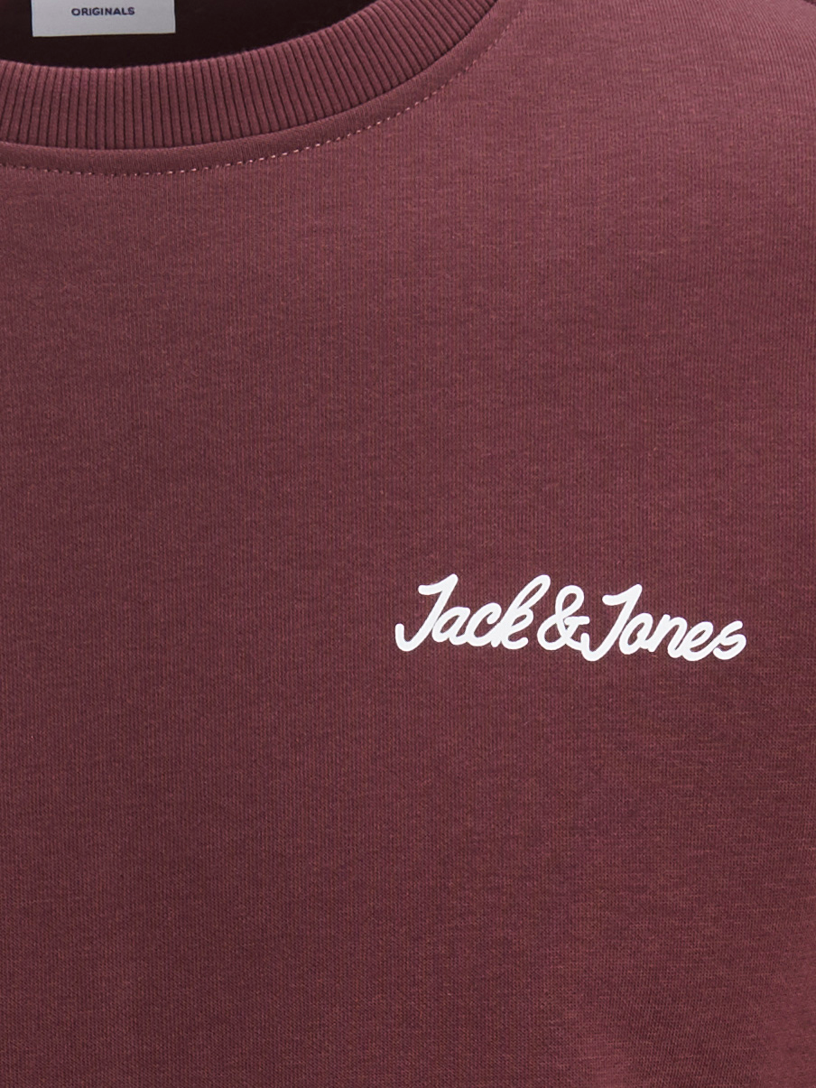 صورة قريبة تُظهر خامة سويت شيرت جاك آند جونز بلون كاتوابا غريب وتفاصيل الرقبة الدائرية.