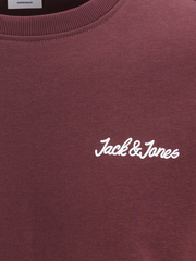 صورة قريبة تُظهر خامة سويت شيرت جاك آند جونز بلون كاتوابا غريب وتفاصيل الرقبة الدائرية.