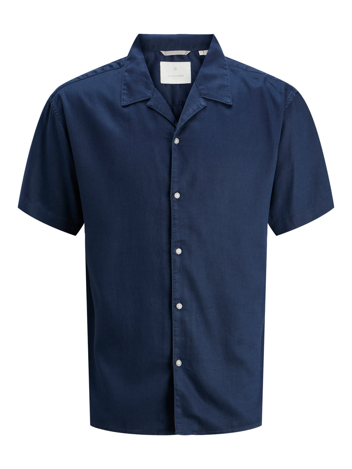 تميز بإطلالة أنيقة ومريحة في الصيف مع قميص بياقة Resort بلون Naval Academy من جاك آند جونز – خامة TENCEL™ ناعمة وقصة واسعة مثالية للراحة.