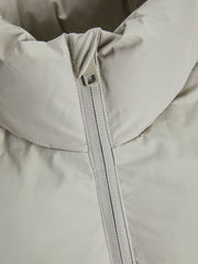 جودة تصنيع متقنة: ياقة قائمة عالية وسحاب أمامي متناسق اللون يكملان تصميم جاكيت جاك آند جونز.