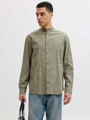 قميص صيفي رجالي زيتي فاتح بياقة صينية – مزيج كتان بقصة منتظمة