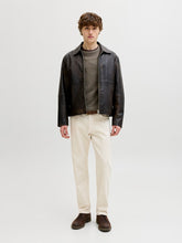 جينز رجالي إيكرو بقصة واسعة وخصر عالي – ستايل كلاسيكي فايف بوكيت