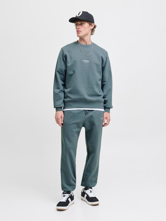 model_shot-front_full