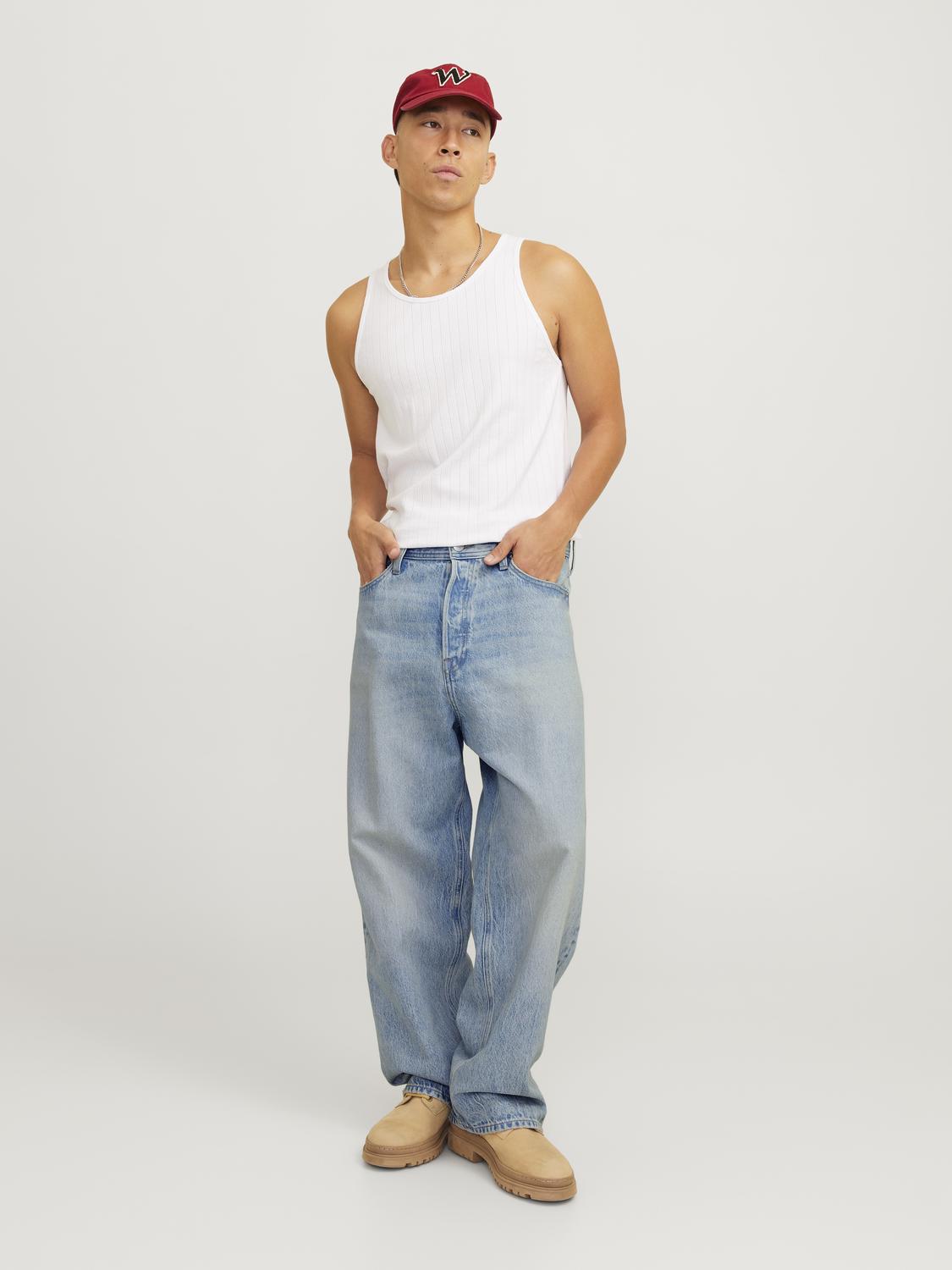 شخص يرتدي جينز جيا ليكس الأزرق مع تيشيرت أبيض وقبعة حمراء، يعكس الإطلالة الشبابية العصريّة والمريحة
