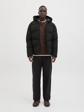 جاكيت بوفر رجالي أسود من جاك آند جونز على الموديل — لقطة أمامية كاملة