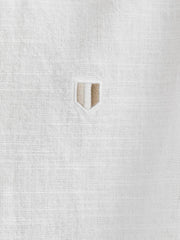 تفاصيل خامة القميص القطني الأبيض من جاك آند جونز – ملمس ناعم وجودة عالية