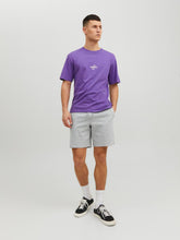 شورت رياضي رجالي رمادي فاتح بجانب تيشيرت بنفسجي