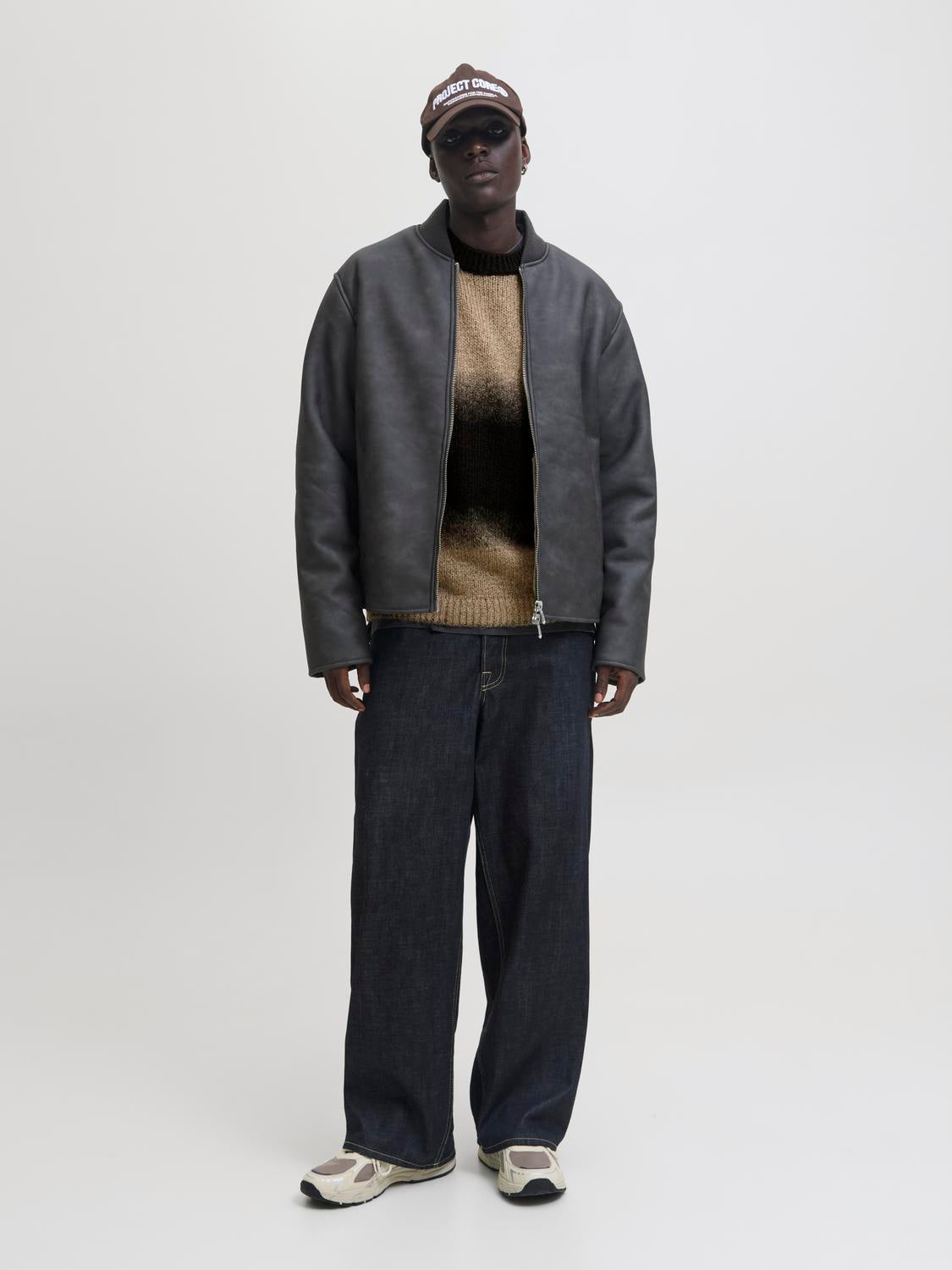 بلوفر جاك آند جونز JCOFADE بألوان أسود وبيج في السعودية