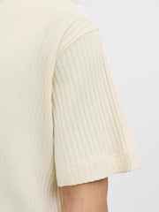 ياقة O-Neck وتفاصيل تصميم تيشيرت رجالي نص كم لون Antique White من جاك آند جونز