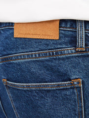 صورة تفصيلية لجيوب بنطال جينز رجالي أزرق