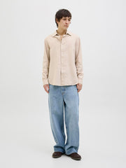 قميص رجالي بيج بأكمام طويلة – موديل واقف أمام الكاميرا