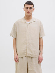 قميص رجالي محاك بلون فضي لامع.