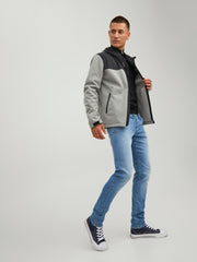 إطلالة شبابية مع بنطلون جينز سكيني أزرق فاتح وسترة رمادية