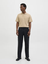 رجل يرتدي قميص بولو رجالي قطن نص كم بيج من جاك آند جونز – إطلالة أمامية.