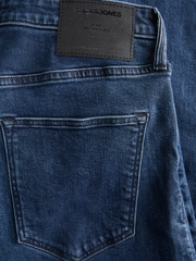 تفاصيل جيب خلفي في جينز دنيم رجالي أزرق