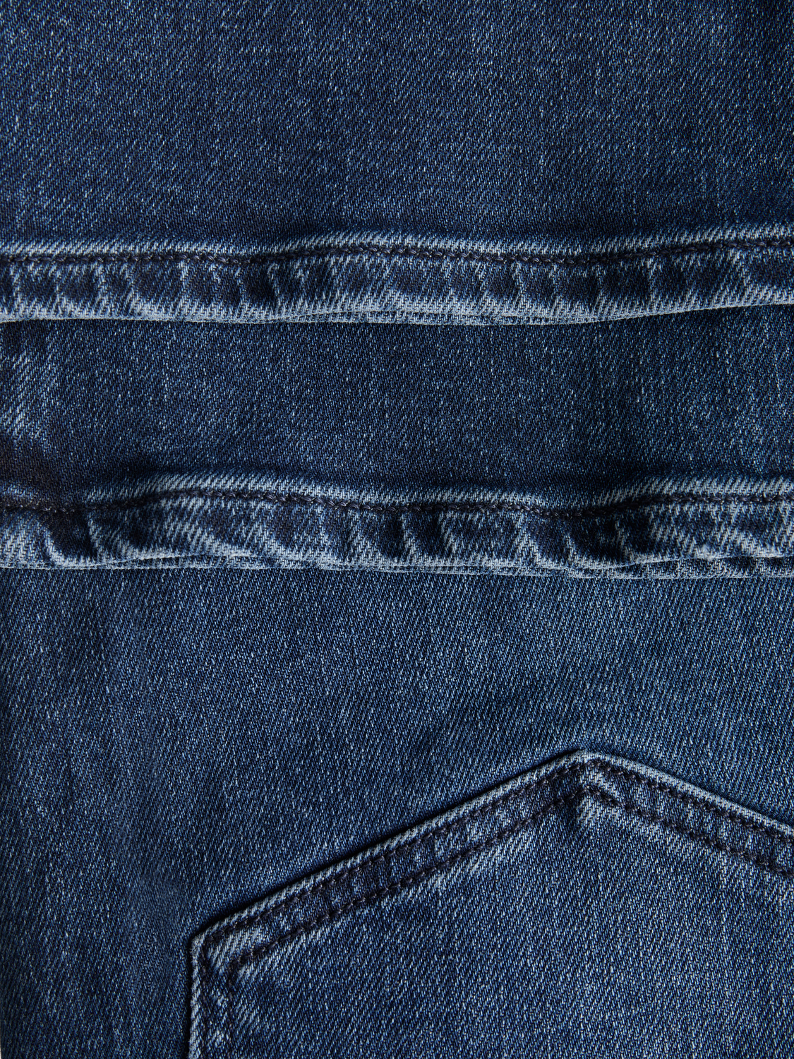 صورة مقربة لجيوب شورت دنيم رجالي من الخلف