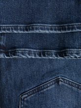 صورة مقربة لجيوب شورت دنيم رجالي من الخلف