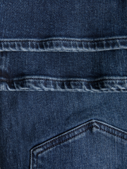 صورة مقربة لجيوب شورت دنيم رجالي من الخلف