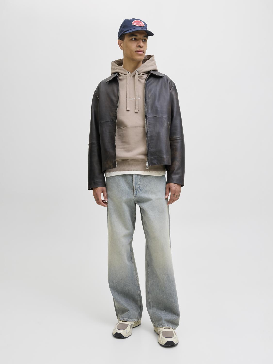 model_shot-front_full