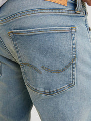 تفاصيل الجينز جيجيلين الأزرق من الخلف مع جيوب تقليدية ومظهر عصري