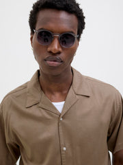 إطلالة أمامية للقميص الرجالي بلون بني دافئ