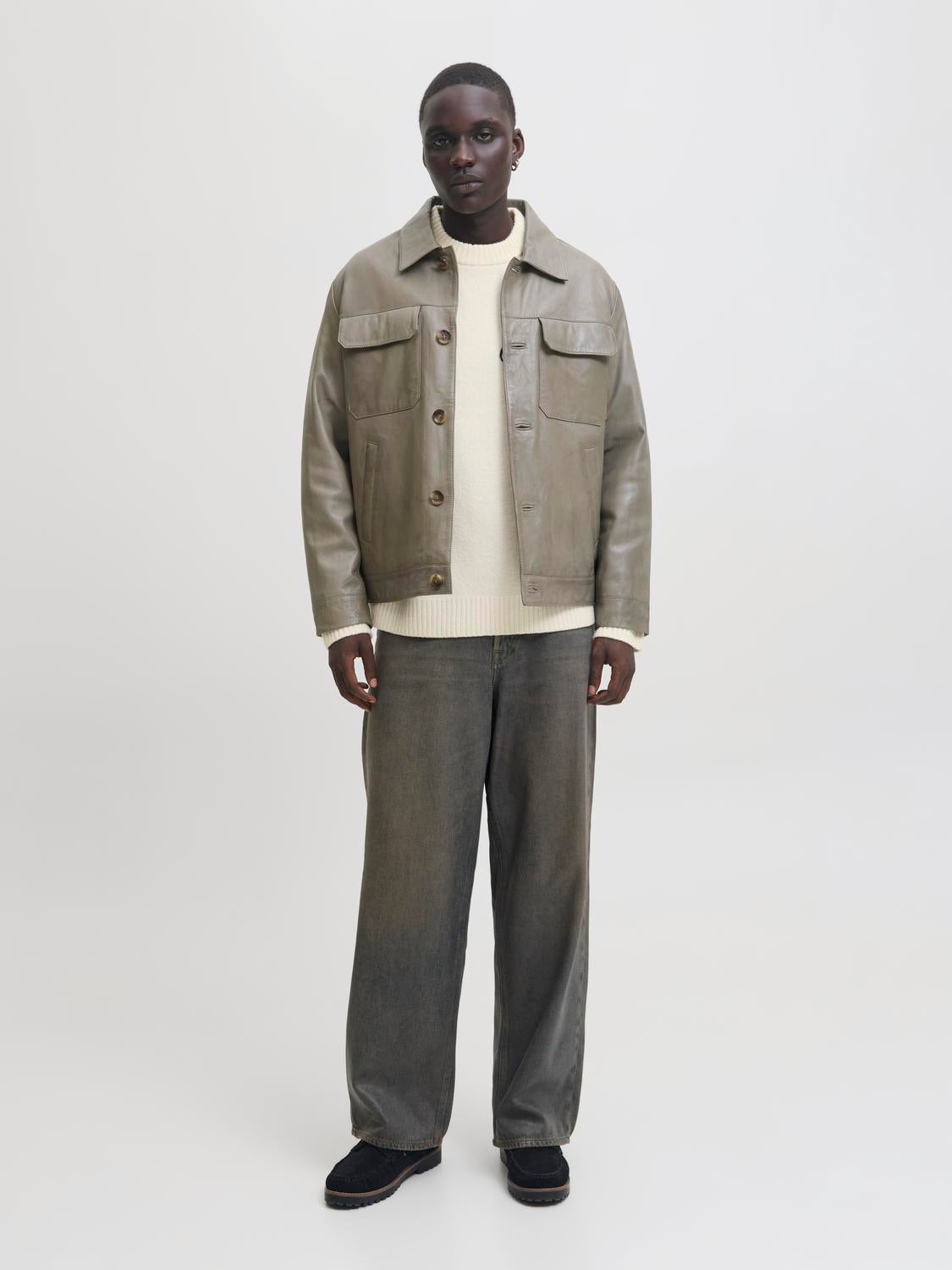 بلوفر جاك آند جونز بياقة مستديرة، لون سكري للرجال في السعودية.