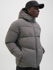 ياقة مرتفعة وغطاء رأس يوفران حماية ممتازة من البرد، تبرزان متانة جاكيت جاك آند جونز.