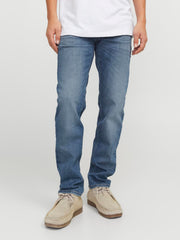 بنطلون جينز جيجيمايك الأزرق يظهر من الأمام مع تفاصيل جيوب الخمس الكلاسيكية