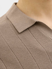 صورة مقربة لياقة Split Neck بتصميم أنيق.