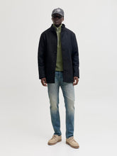 كنزة تريكو JJEDETROIT قطن 100%، لون زيتي، مقاس مريح.