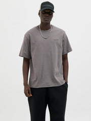 تيشيرت رجالي رمادي City Skyline من جاك آند جونز بإطلالة جانبية.