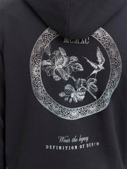 تفاصيل الطباعة الخلفية الدائرية لهودي جاك آند جونز، لقطة مقربة.