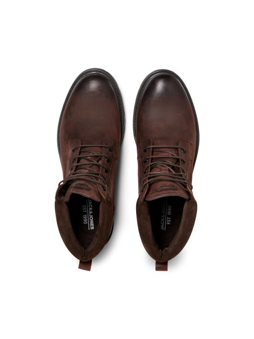 دليل أفخم موديلات "بوت رجالي كلاسيك" لعام 2026 من جاك اند جونز