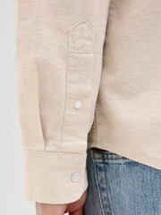 قميص رجالي بيج – لقطة قريبة للكم والطول